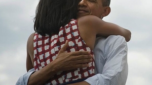 Fotografia cu Barack şi Michelle Obama îmbrăţişându-se este cea mai populară de pe Facebook