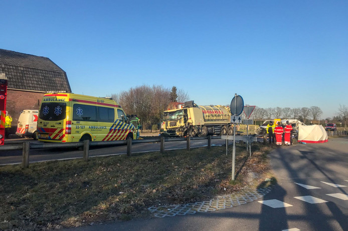 Cinci români au murit după ce microbuzul în care se aflau s-a ciocnit cu un camion, pe o șosea din Olanda