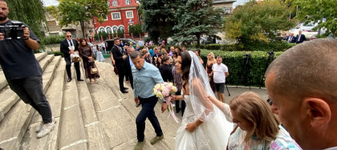 Ministrul Finanțelor spune „DA” astăzi! Avem PRIMELE imagini cu el și îndrăgita interpretă de muzică populară
