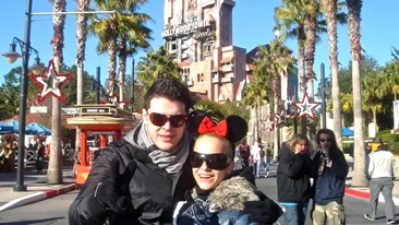 Anda Adam si Victor Slav au mancat vata pe bat si turta dulce acasa la Mickey Mouse