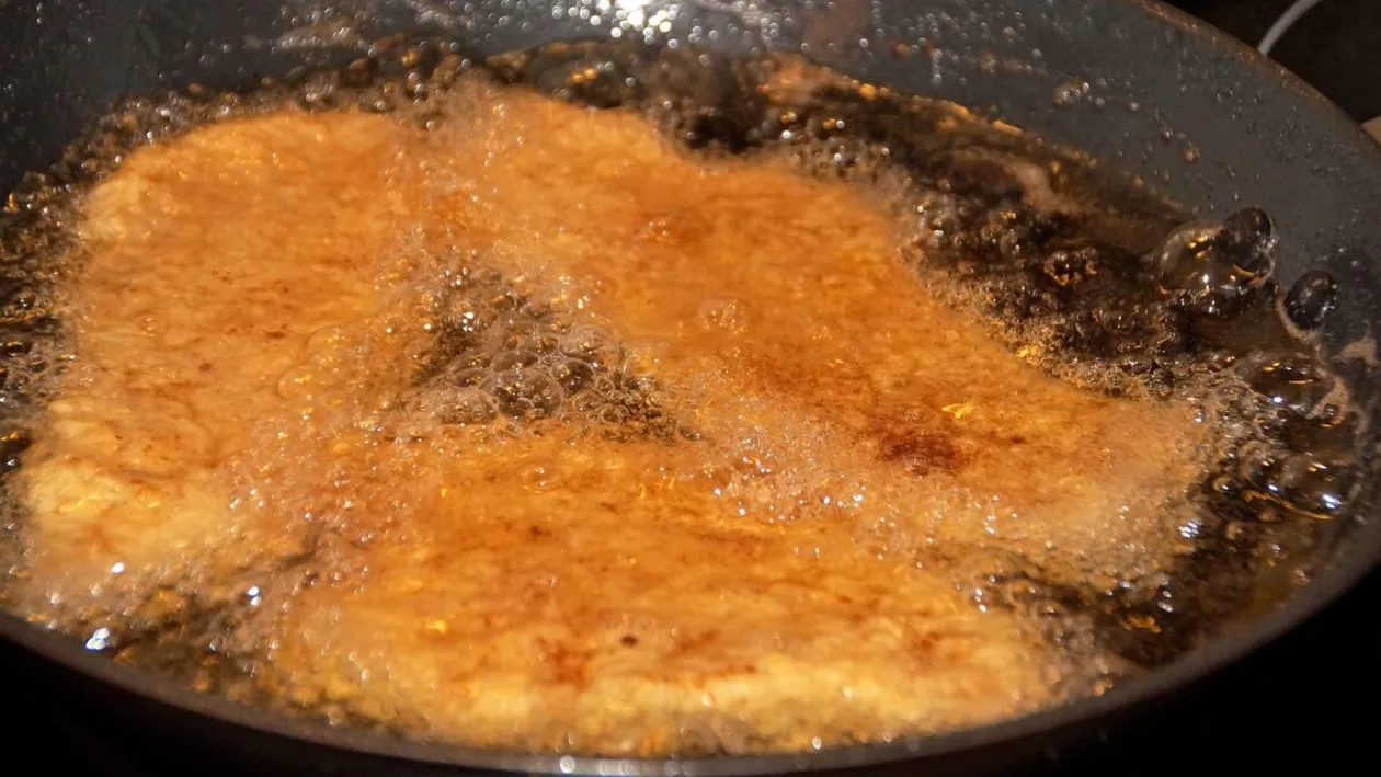 Unde se aruncă uleiul de la prăjeli, de fapt. Cele două locuri pe care trebuie să le eviți neapărat