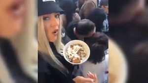 MAMAIA ACUM: Delia mănâncă cartofi prăjiţi cu brânză în timp ce dansează pe masă la LOFT!