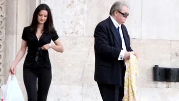 Corneliu Vadim Tudor si-a luat asistenta sexy, dar nu ca sa ii bucure privirea! Vezi ce a pus-o sa faca