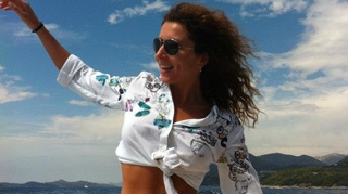 Vrei sa ai un abdomen plat precum al lui Carmen Bruma? Consuma struguri dimineata, pe stomacul gol!