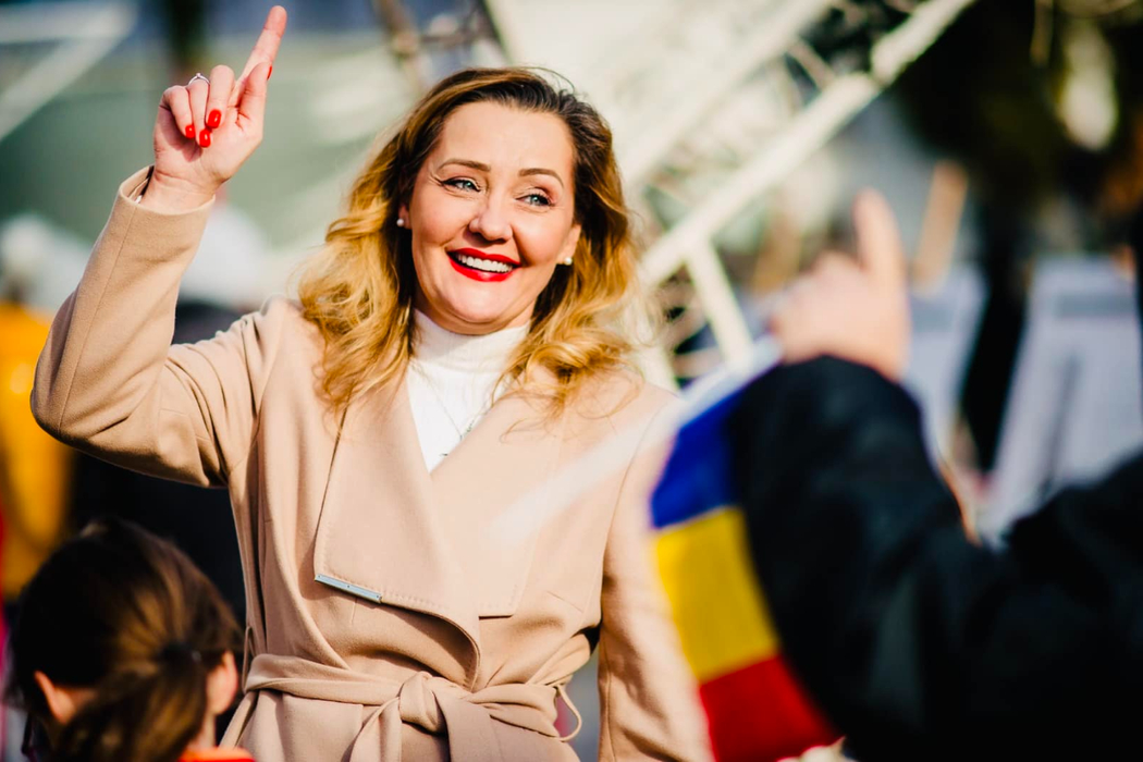 Iulia Albu, despre ținuta purtată de Elena Lasconi. Foto: Facebook (Elena Lasconi)