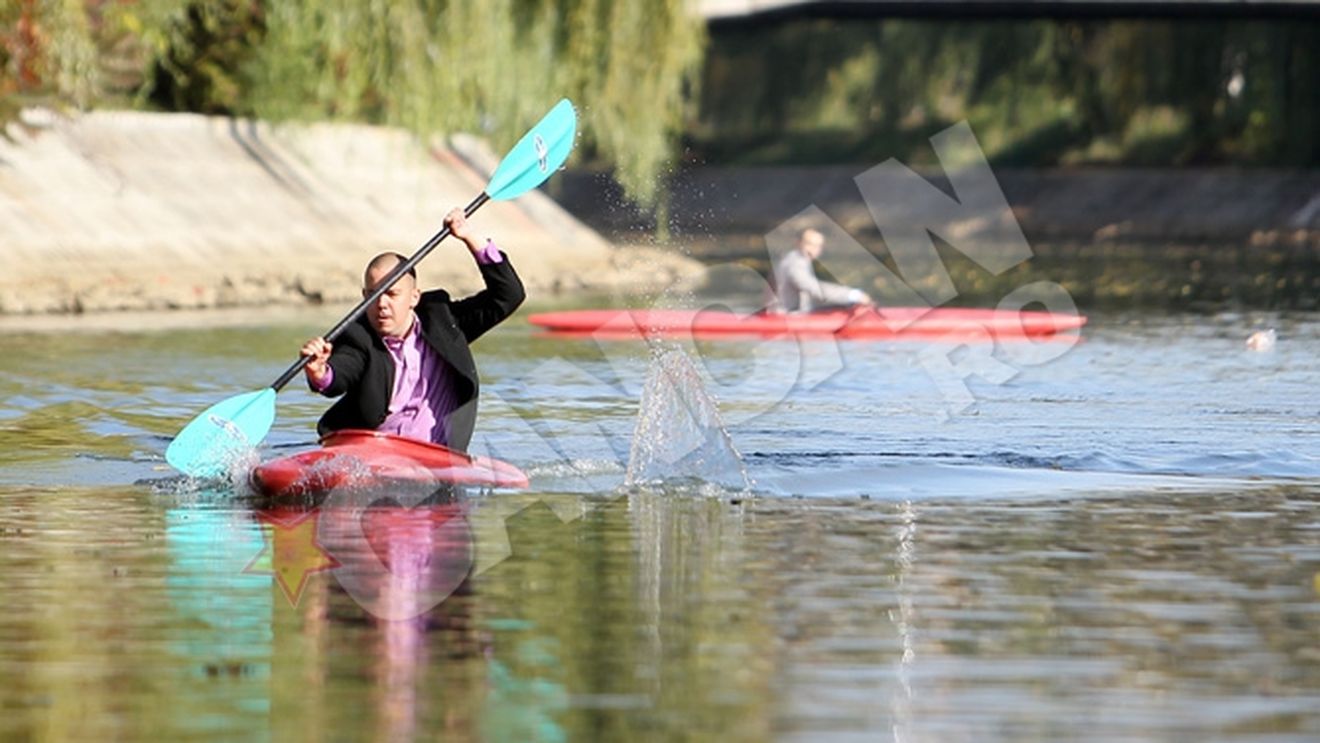Ivan Patzaichin i-a bagat la apa pe afaceristii din Timisoara! S-au intrecut in canoe imbracati la patru ace
