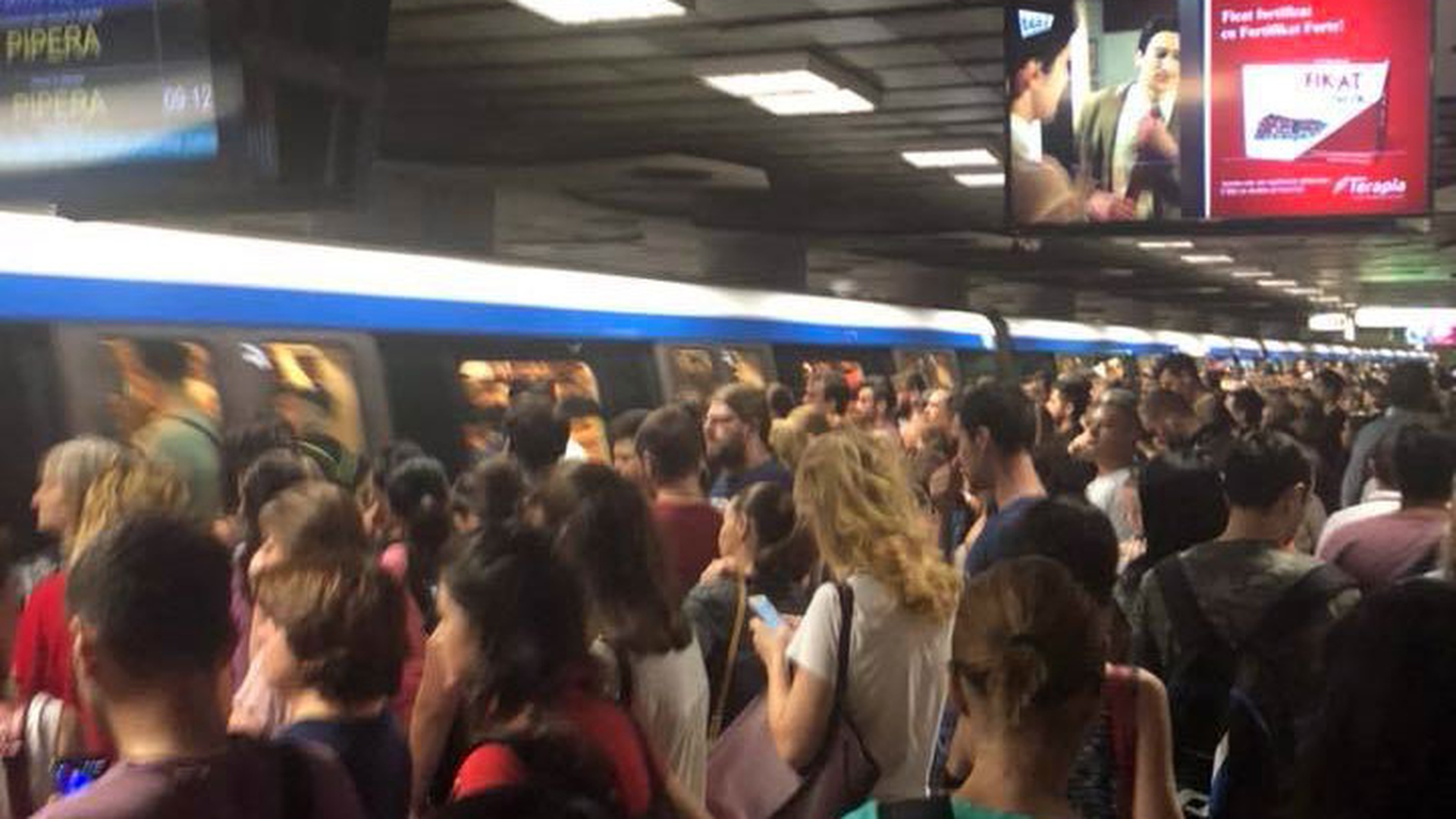 Panică la metroul din București! Două femei au chemat ambulanța la stația Piața Romană