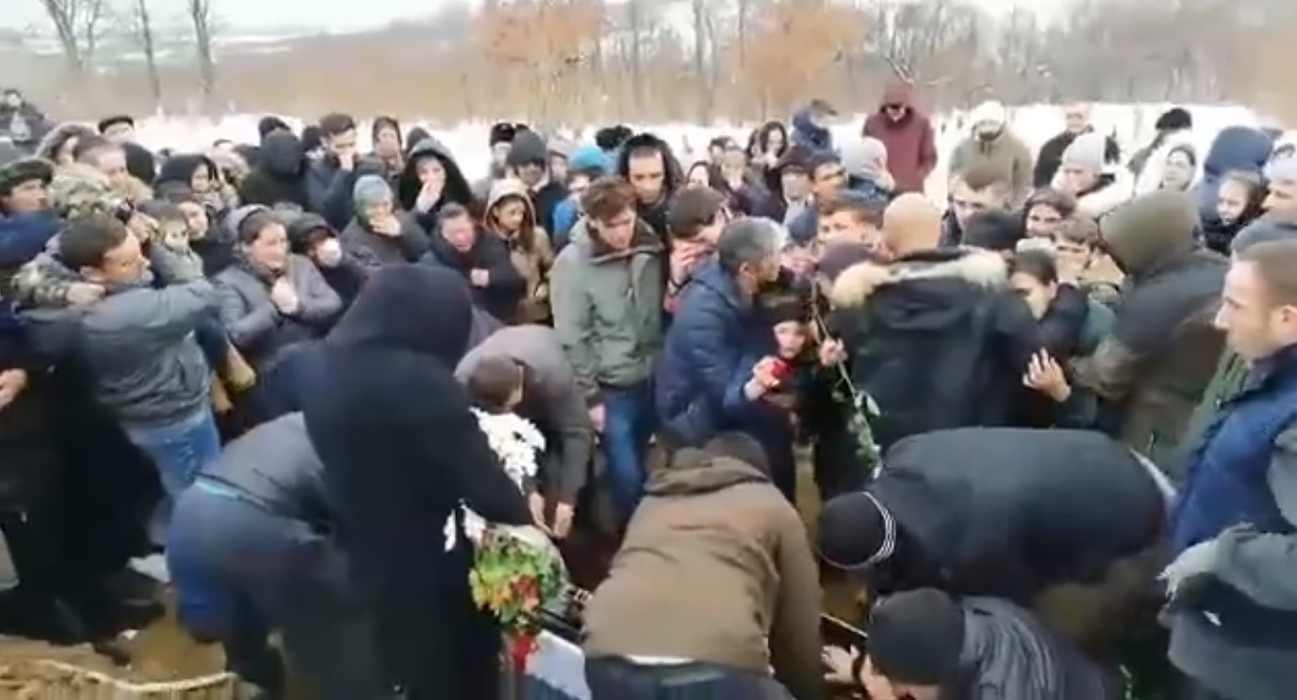 Imagini de la înmormântarea mamei din Timiș cu 18 copii! E cutremurător ce s-a întâmplat când au băgat-o pe Lidia în groapă. VIDEO