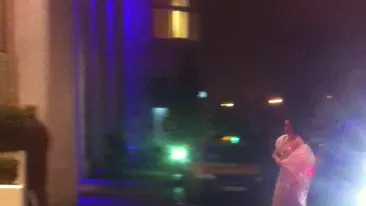 Andreea Marin a rupt-o la fuga in fata unul hotel si putin a lipsit sa-i sara sanii din rochie! Vezi ce i-a provocat reactia asta!