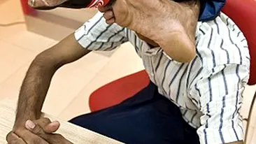 Plastic Man  exista! Vezi aici imagini cu omul care isi innoada mainile la spate!