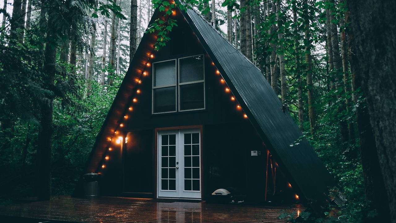 Ce este și cum se desfășoară țeapa „cabana”. Mai mulți bistrițeni au rămas fără mii de euro, după ce li s-a promis că vor avea căsuțe de vis
