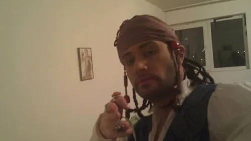 Bendeac, Connect-R sau Jack Sparrow? Vezi cine se ascunde in aceasta poza!