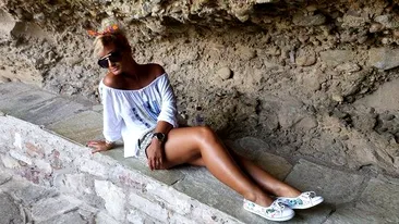A incins plaja din Grecia cu formele ei! Imagini interzise in bikini cu una dintre cele mai sexy concurente de la MasterChef!