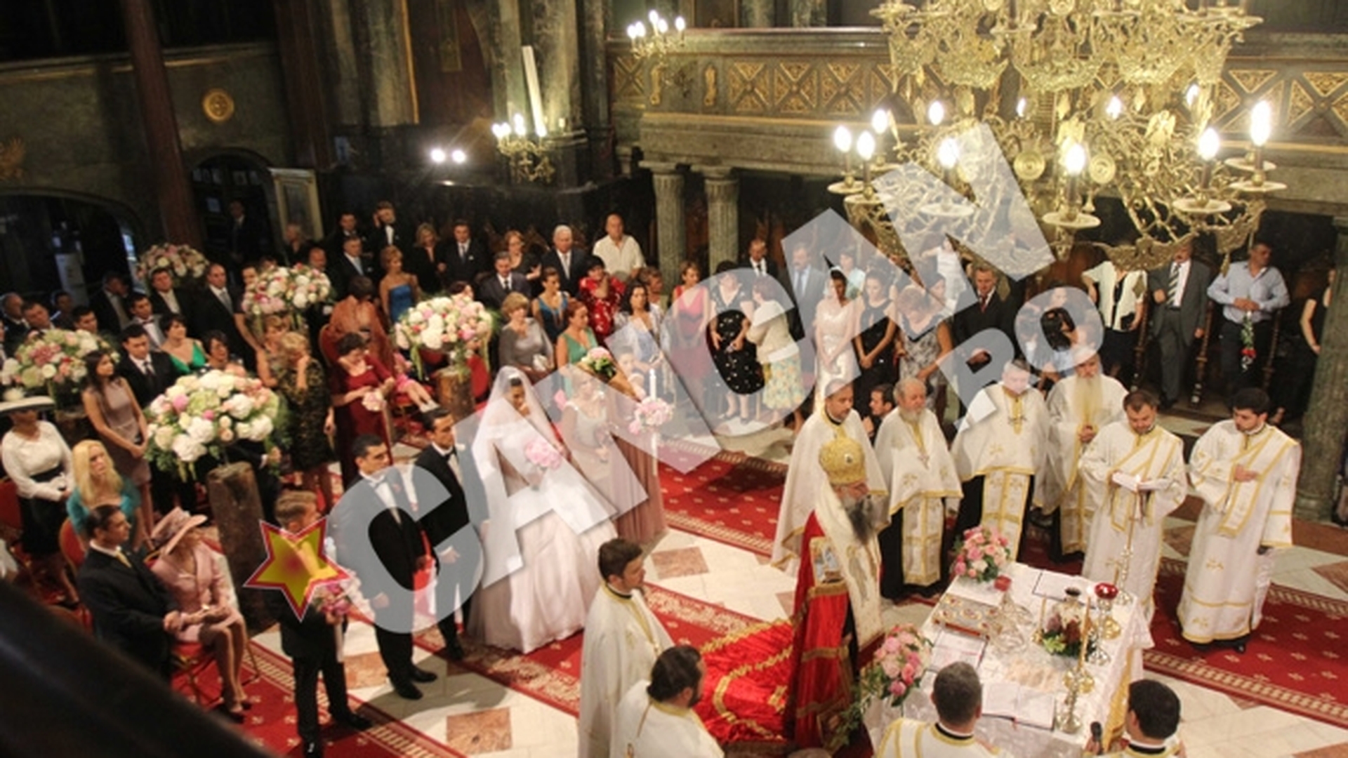 Primele imagini cu Elena Basescu mireasa! Presedintele Romaniei, coplesit de solemnitatea slujbei oficiate de 12 preoti! Basescu rezista greu emotiilor