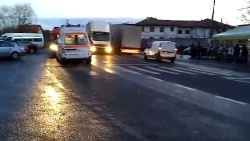 Accident teribil la Sibiu! Trei elevi au fost spulberaţi de un microbuz pe trecerea de pietoni