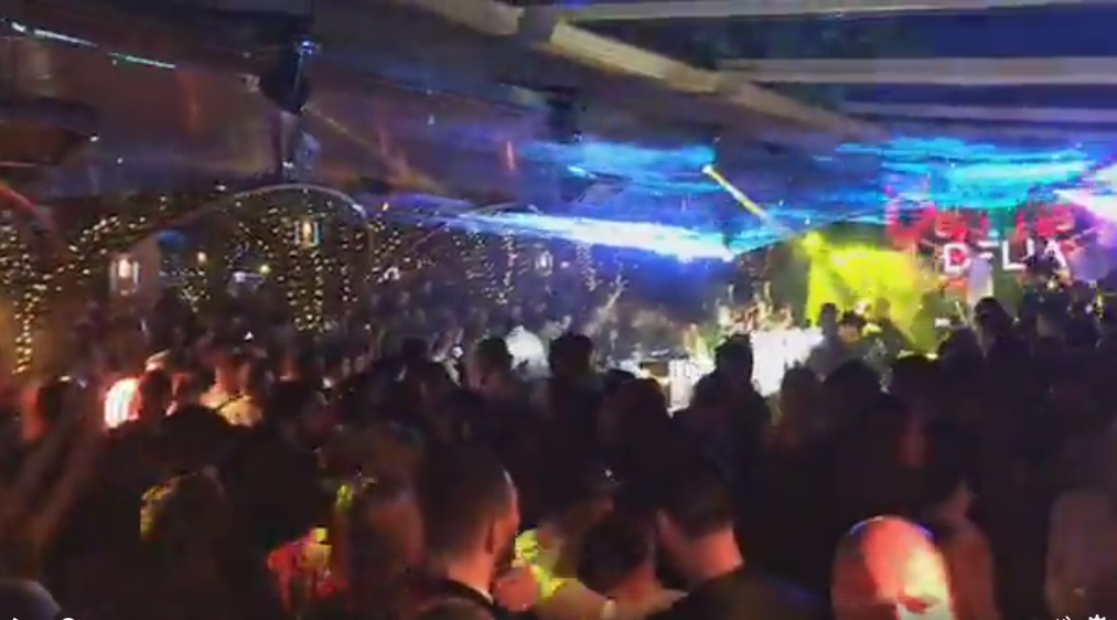 CANCAN.ro a transmis LIVE de la evenimentul anului! S-a deschis cea mai mare şi mai scumpă şampanie comandată în România: dinozaurul rose de 9 litri!
