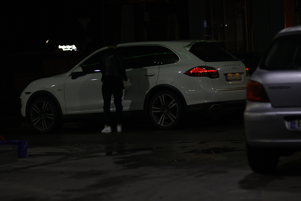 Gabi Enache se urcă la volanul fostei maşini a Mădălinei, un Porsche Cayenne. Jeep-ul e acum alb, după ce a fost negru