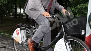 Mersul cu bicicleta dauneaza grav sanatatii! Lucian Mandruta a racit dupa ce a pedalat pana la munca!