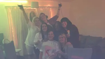 Terifiant! Ce a observat o femeie într-o fotografie de grup. Detaliul a făcut-o să stea trează nopți întregi