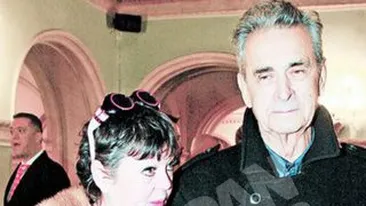 Nu mai poate sa urce singur scarile! Iurie Darie este ajutat sa mearga de sotia lui, Anca Pandrea