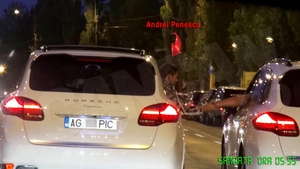 Penescu Jr, beat si putin infometat pe litoral. Si s-a dus cu Porsche-le sa-si ia o shaorma si lapte batut!
