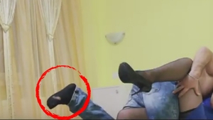 Şoseta ruptă care a rupt Internetul. Un star din Moldova apare cu cartofii goi într-un videoclip. Leşini de râs, nu altceva!