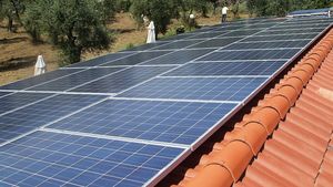 Cum să îţi instalezi panouri fotovoltaice, ca să-ţi vină factura la energie electrică pe minus? Câţi bani trebuie să investeşti