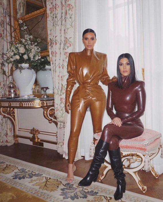 Kim Kardashian, gafă uriașă de ziua surorii sale. Amuzată, Kourtney Kardashian a publicat imaginile rușinoase | FOTO