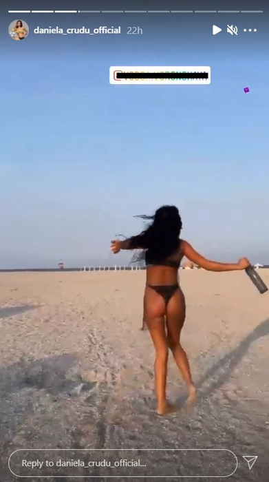 Daniela Crudu a îmbrăcat un costum de baie minuscul și a ”defilat” pe plaja din Mamaia. FOTO