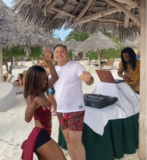 Au răsunat manelele pe plaja din Zanzibar