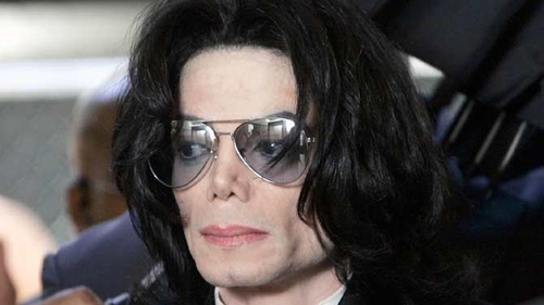 In casa lui Michael Jackson s-au gasit mai multe creme pentru albirea pielii!