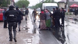 VIDEO Scandalul care a blocat o autostradă! Două familii de romi s-au bătut cu furci şi coase
