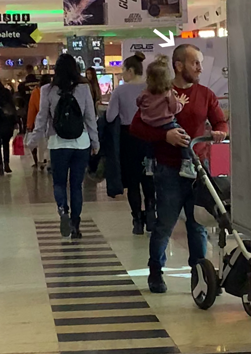Ionuț Atodiresei, cu fetița lui în mall
