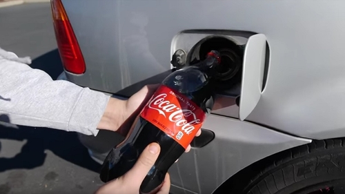 VIDEO /  A turnat doi litri de Coca-Cola în rezervorul maşinii, apoi s-a urcat la volan. Ce-a urmat: "Aceasta e următoarea alternativă în locul benzinei"