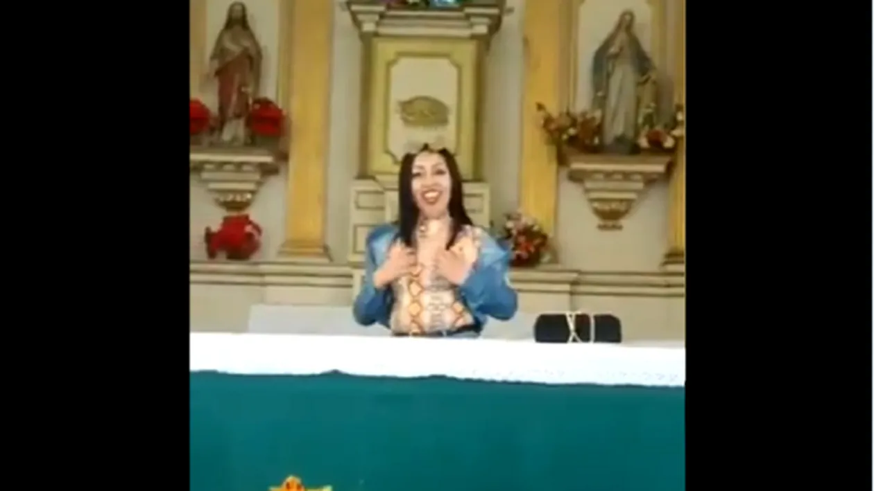 VIDEO | O bloggeriţă a făcut streaptease în biserică. Enoriaşii o blesteamă, ea se apără: V-am arătat trupul pe care mi l-a dat Iisus