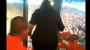 VIDEO Gloria Estefan a iesit pe geam la un meci de fotbal american! Ramasese blocata in loja!