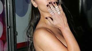 Kim Kardashian purta o rochie semnata Alexander McQueen cand a aflat ca designerul a murit!