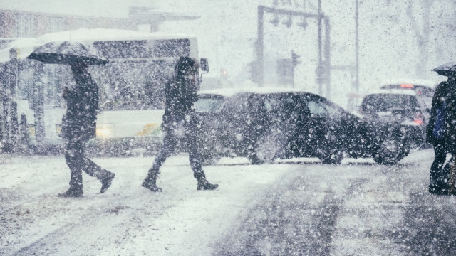 Alertă meteo: ninsoare viscolită și intensificări ale vântului la munte. Cum va fi vremea în București