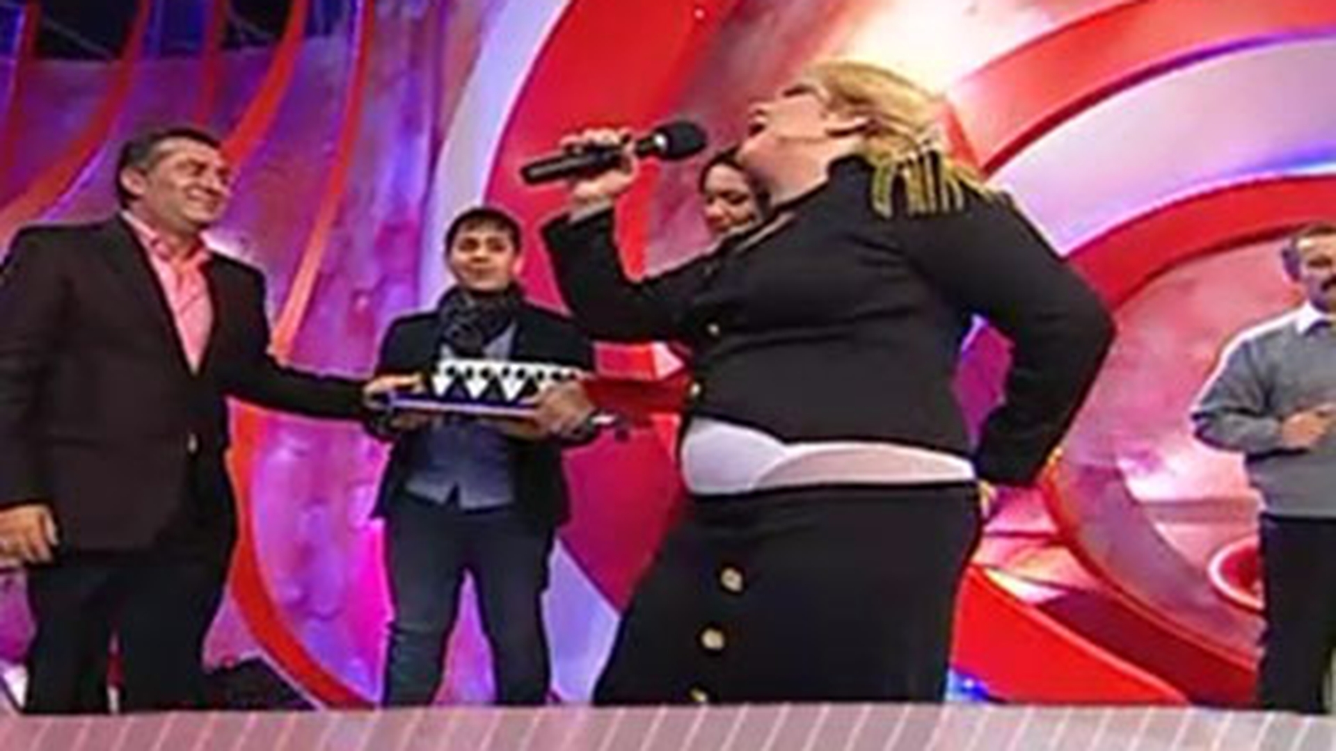 Asta chiar nu s-a mai intamplat! Vioricăi de la Clejani i-a căzut fusta în direct!