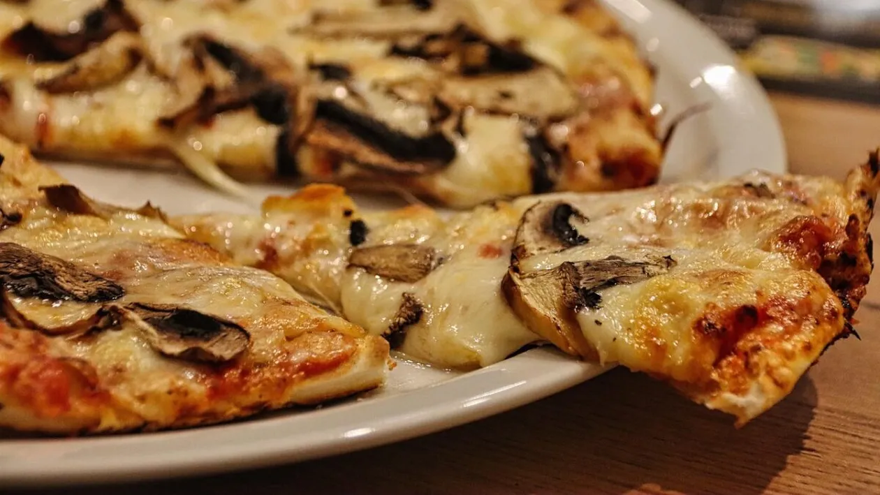 Cât costă o simplă pizza pe final de sezon, în Mamaia? Nota de plată primită de un turist român