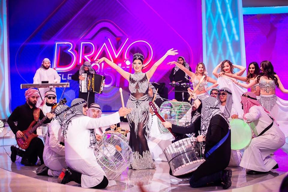 Premieră la Bravo, ai stil! Cătălin Botezatu a aruncat cu bani pe Andreea Tonciu în timp ce aceasta dansa pe ritmuri de muzică arăbească