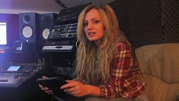 Alexandra Stan sta peste program! A prins-o seara in studioul de inregistrari!