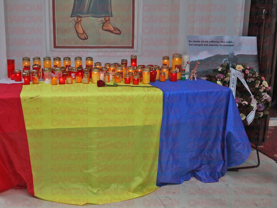 Zeci de candele au fost aprinse în fața Muzeului Grigore Antipa din București / foto: CANCAN.RO