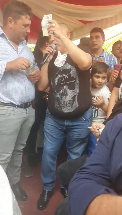 Nicolae Guță și Armin Nicoară, în mijlocul invitaților la o nuntă în Potcoava unde nu s-a ținut cont de nicio măsură împotriva noului coronavirus. S-au dat amenzi de 125.000 de lei