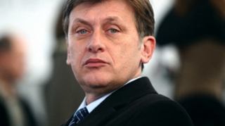 Basescu si Antonescu ii indemna pe romani sa iasa la vot