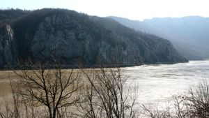 Nu scăpăm de vremea rea! Cod portocaliu de inundații în Arad, cod galben în alte județe