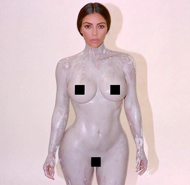 Kim Kardashian a pozat goală. Ea își promovează un nou parfum care va avea forma corpului ei