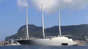 Cel mai excentric miliardar rus a primit o lovitură grea: i-a fost sechestrat iahtul în valoare de 400 de milioane de euro! | GALERIE FOTO