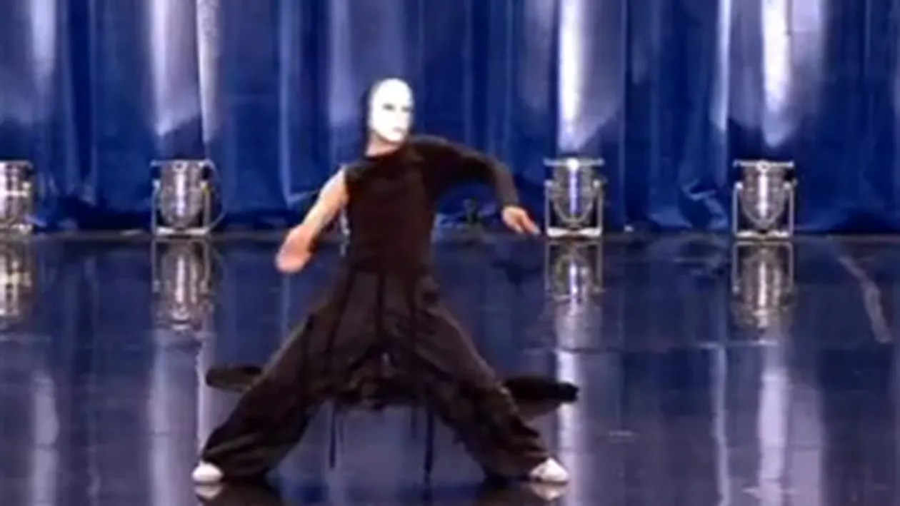 VIDEO Un jurnalist britanic il ironizeaza pe Razy Gogonea: Ii copiaza pe ciudatii aceia pe care ii vezi pe plaja in vacante