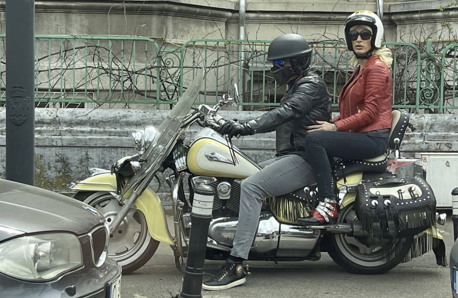 Edy de România și "noua" iubită, pe motocicletă